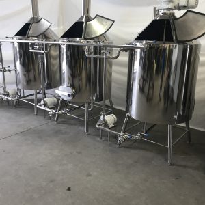 Conjunto de panelas com capacidade útil de 500 litros e duas tinas de fervura