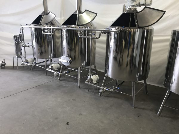 Conjunto de panelas com capacidade útil de 500 litros e duas tinas de fervura